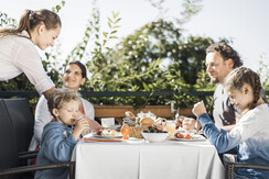 Familie beim Frühstück