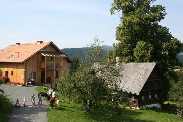 Zufahrt zum Bauernhof Priegl, im Schilcherland | © Bio Bauernhof Priegl