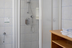 helles Badezimmer beim Bauernhof Priegl