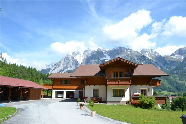 Blick Richtung Dachstein mit Carport