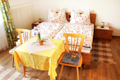 1-Zimmer-mit-Bad-WC-Etage-Biobauernhof-Greiml-im-N