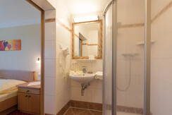 Zimmer Talblick Badezimmer