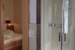 Zimmer Hochwurzen mit Regendusche