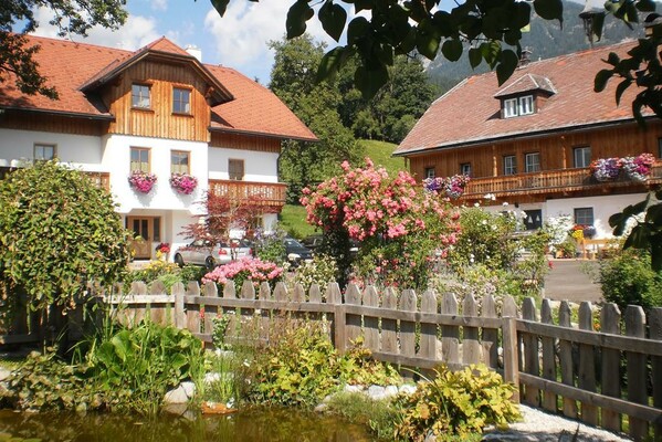 Biohaus Florian und Stieglerhof mit Garten/Teich