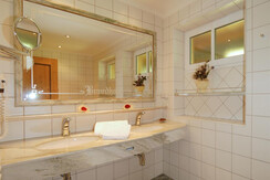 Badezimmer mit Badewanne und Dusche