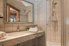 Badezimmer mit Dusche