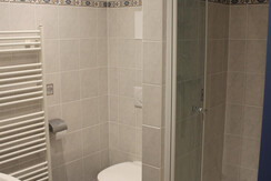 Bad und WC in den Unterkunftszimmern