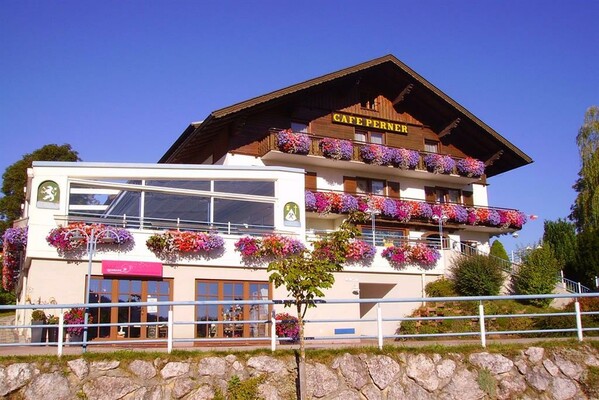 Café-Hotel Perner im Sommer