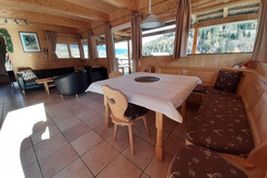 Essplatz mit Wohnbereich