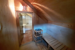 Sauna und Bad im OG