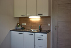 Claus Resch Appartments Küchenblock beleuchtet