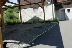 Zufahrt Häuschen mit Carport