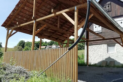 Vorderfront Häuschen mit Carport