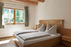 DorfinderStadt-Chalet-Teichblick-Schlafzimmer