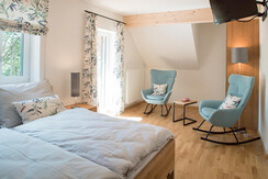 Das Paul's Schlafzimmer mit Sitzgelegenheit