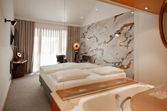 Das-Sonnreich-Panorama-Junior-Suite-Zimmeransicht