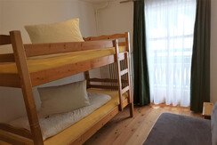 Stockbett und Sofa im Kinderzimmer