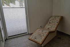 wärmende Marmorliege