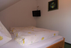 Schlafzimmer mit Fernseher