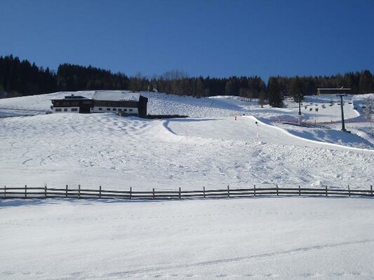 Direkt neben der Skipiste