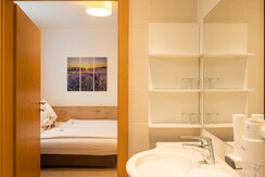 Blick vom Bad in den Wohnraum