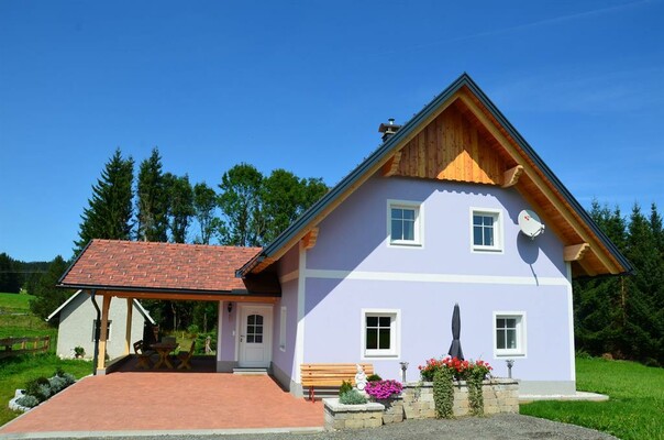 Frontansicht mit Carport, Parkmöglichkeiten