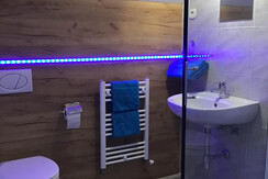 Neuwertiges Badezimmer in den Doppelzimmern