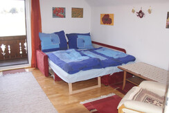 Wohnzimmer+Balkon_Doppelbett