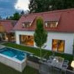 Photo of Holiday home, shower and bath, toilet, facing the pool | © Ferienhäuser Thombauer