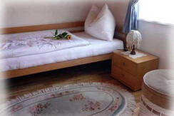 Kleines Schlafzimmer im OG