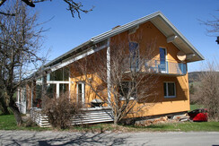 Haus mit Balkon und Terasse