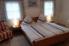 geräumiges Schlafzimmer im Ferienhaus Groß