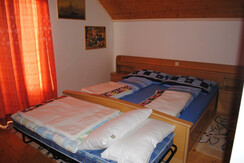 Dreibettzimmer mit Sat TV und Balkon