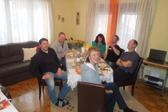 Gäste mit ihren Gästen