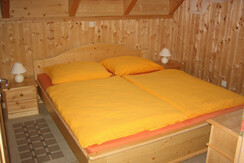 Schlafzimmer mit Doppelbett