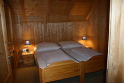 Schlafzimmer mit zwei Einzelbetten