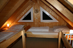 Schlafzimmer mit vier Einzelbetten
