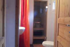 Erdgeschoss-Bad mit Sauna