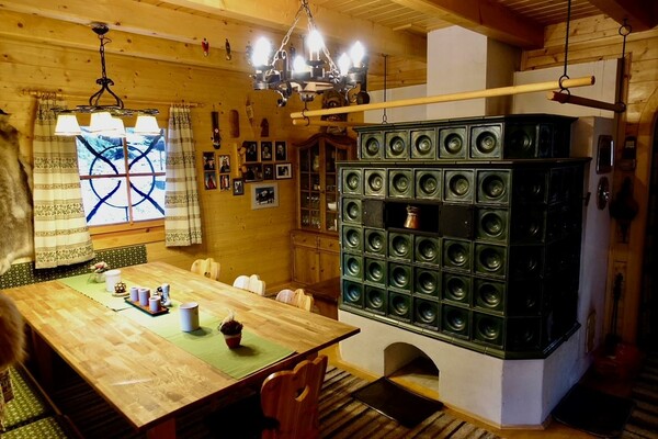 Holiday homeSabathyAlmRetreat-dining area-tiled stove | © Ferienhaus Sabathy Alm Retreat