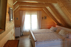 Schlafzimmer mit WC und Waschbecken