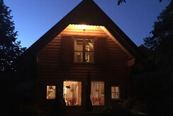 Lodge nach Sonnenuntergang