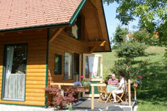 Holzhaus Terrasse mit Sonne am Nachmittag
