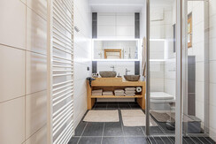 Badezimmer mit Dusche/WC