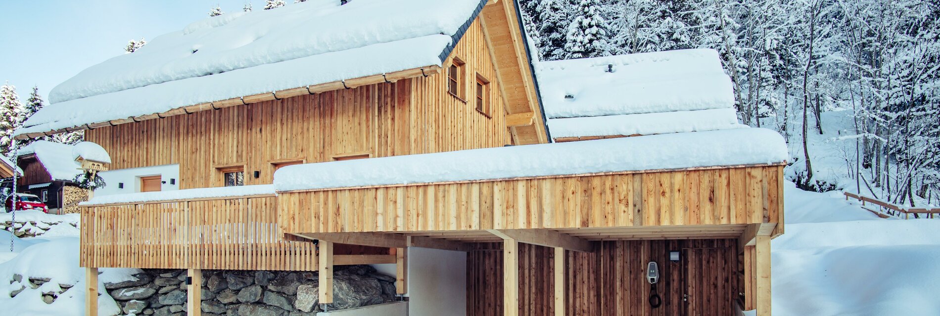 Winteransicht mit Carport