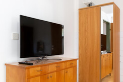 Sat-TV und Kasten im Schlafzimmer