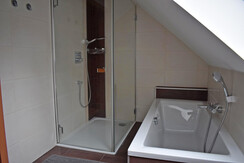 Badezimmer mit Dusche & Badewanne