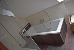 Badezimmer mit Badewanne