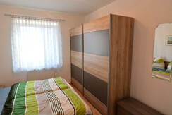 Schlafzimmer mit Schrank und Spiegel