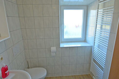 Badezimmer mit Fenster