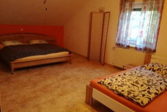 Zimmer mit zwei Doppelbetten